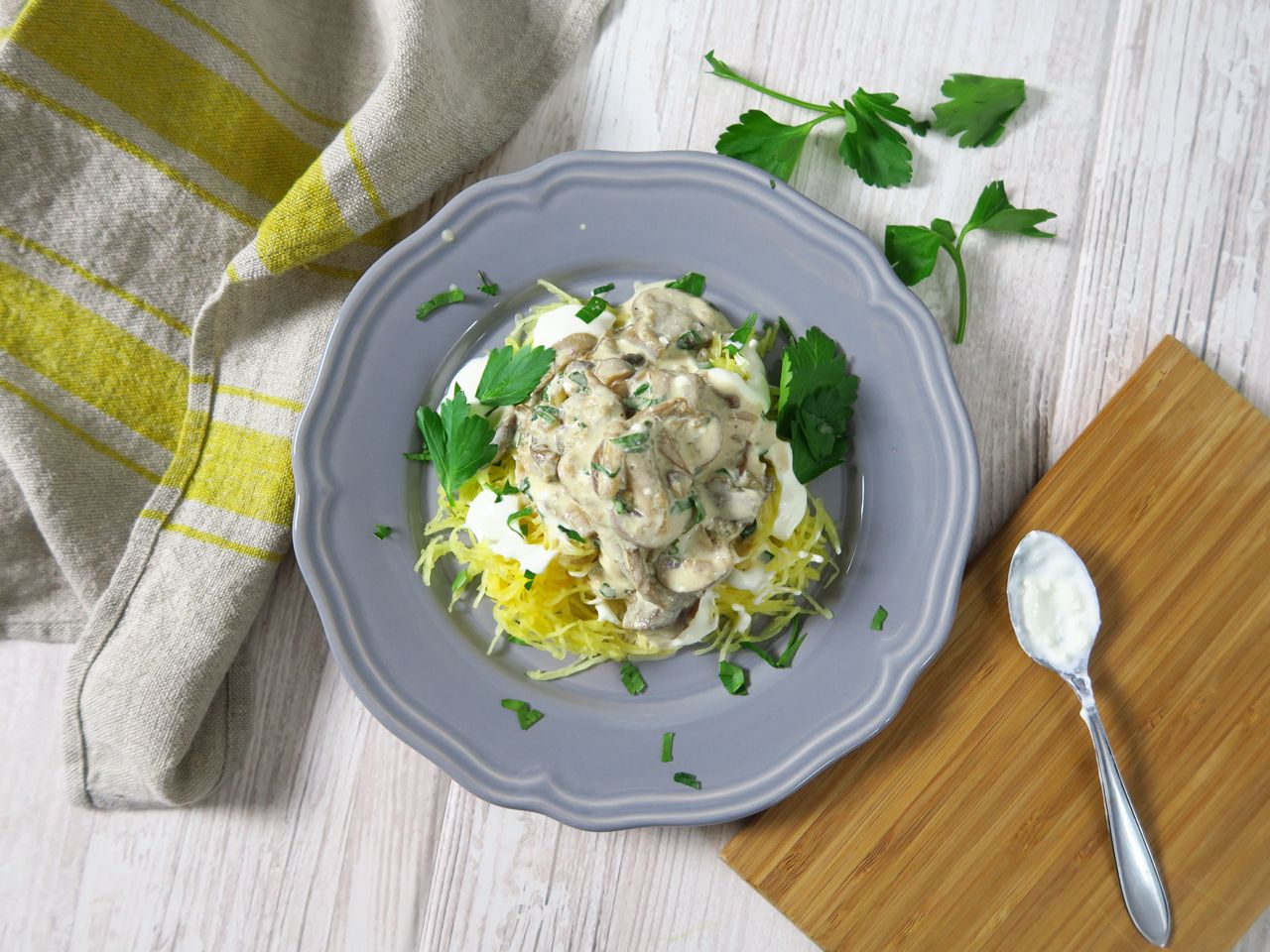 Spaghettikürbis mit cremiger Steinpilzsauce - giveherglitter