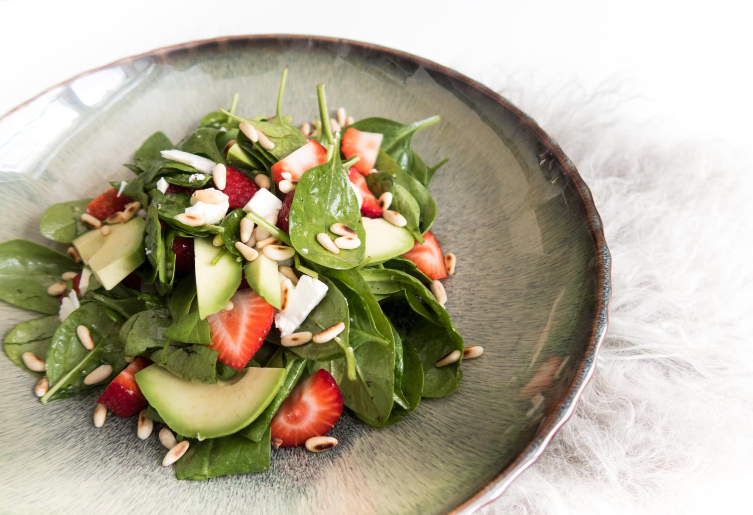 Spinatsalat mit Erdbeeren, Feta und Avocado - giveherglitter