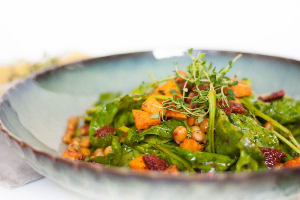 Veganer Spinatsalat mit Süßkartfoffeln und Kichererbsen - giveherglitter