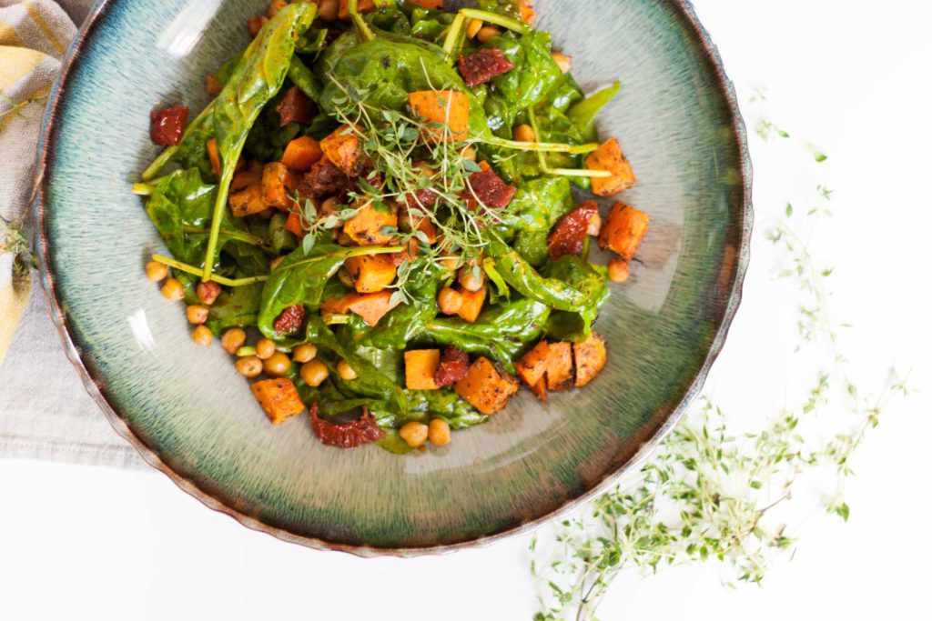 Veganer Spinatsalat mit Süßkartfoffeln und Kichererbsen - giveherglitter